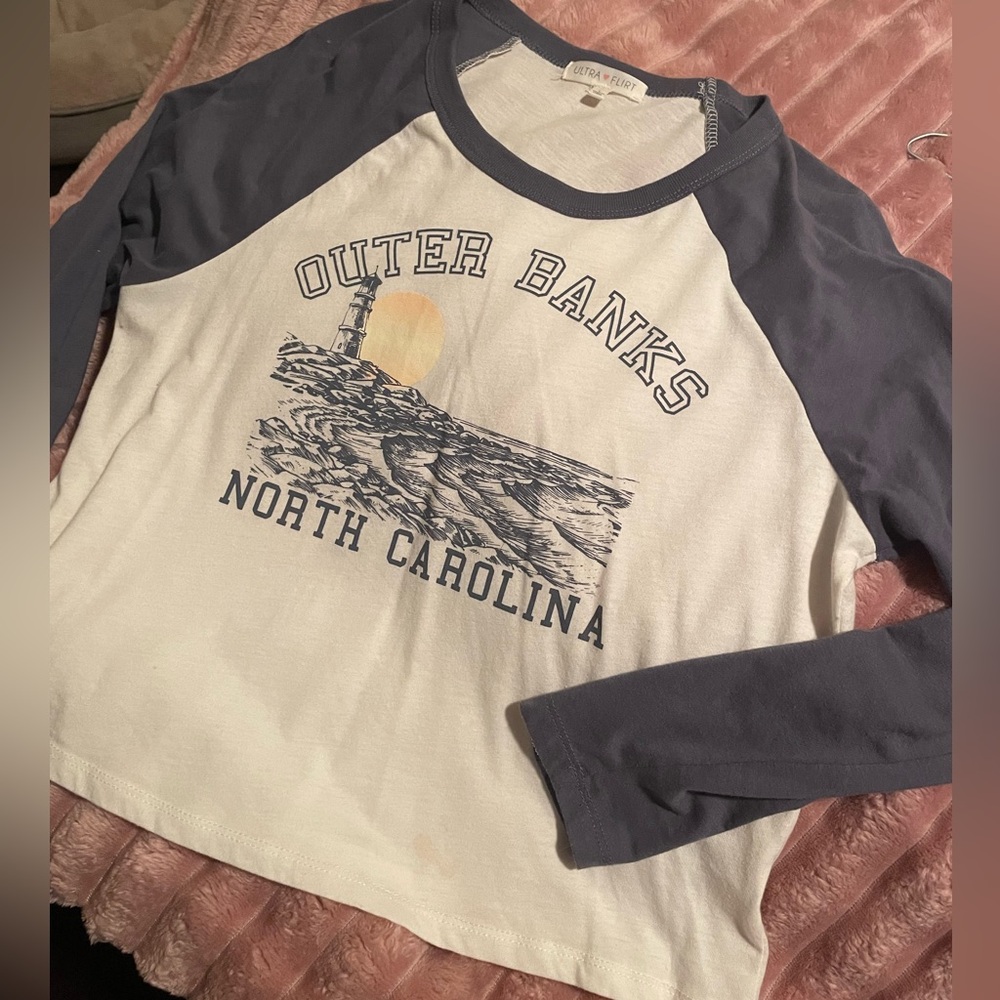 WOMANS cropped long sleeve T-shirt.